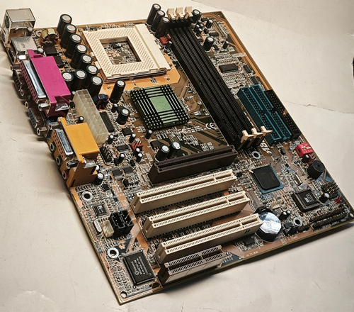 Sockel 370 ATX ABIT SL30 Mainboard (815E), CPU & 128 MB RAM + Bonus