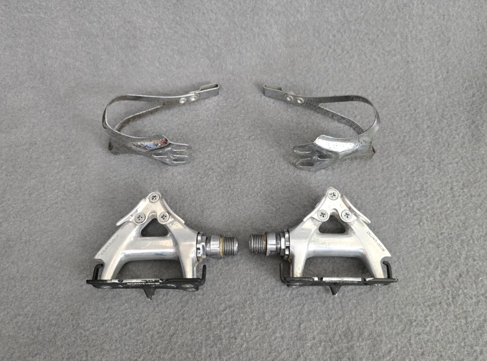Винтажные педали для шоссейного велосипеда SHIMANO DURA ACE PD-7400 с оригинальными зажимами для носка - Изображение 2 из 4