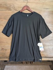 NWT Vuori Strato Tech Shirt Mens Medium Black Performance Short Sleeve Tee V126