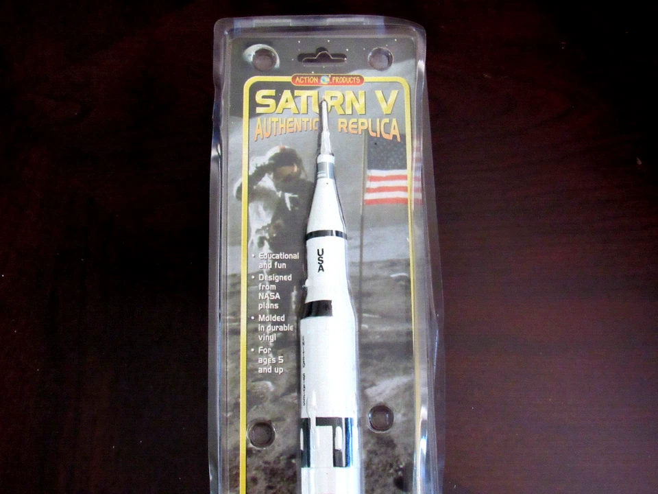 APOLLO 11 NEIL ARMSTRONG BUZZ ALDRIN COLLINS NASA VINTAGE SATURN V ROCKET PATCH - Image 2 of 4