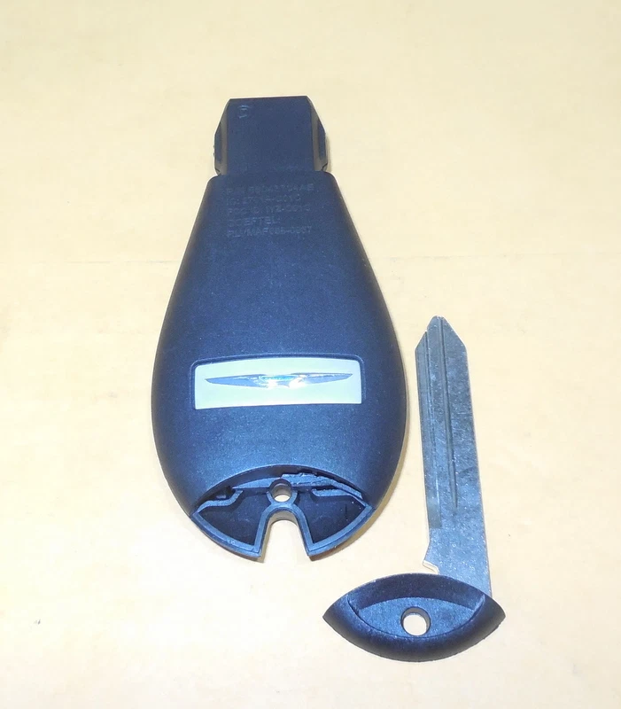 LIKE NEW OEM CHRYSLER TOWN & COUNTRY KEY REMOTE FOB FOBIK IYZ-C01C 68066873 - Image 2 of 2