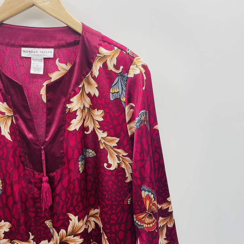 Bata larga de satén Morgan Taylor Intimates para mujer mediana con estampado de mantequilla en borgoña Foto 2 de 4