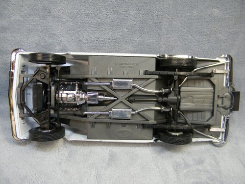 1/18 SCALE TESTOR'S 1956 FORD THUNDERBIRD CONVERTIBLE WHITE DIECAST CAR - Picture 11 of 12