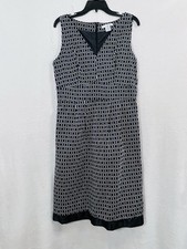 Elegant Timeless Chic Versatile Flattering Vneck Sleeveless Shift Dress 12 B&W