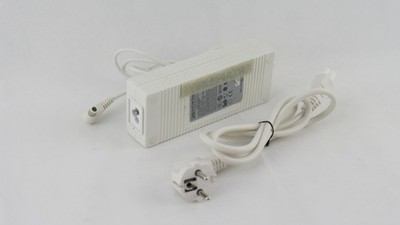 Asian Power Devices Inc. 120 Watt Netzteil in weiß 19V 6,32A Stecker 7,6mm/5,0mm
