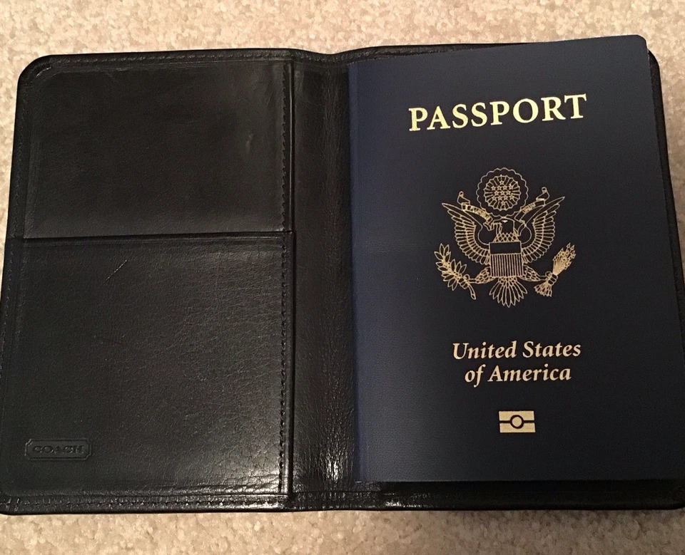 Porta pasaporte Coach vintage de cuero completo negro ~ cuero suave ~ 5,5" L x 4" W ~ en muy buen estado Foto 3 de 4