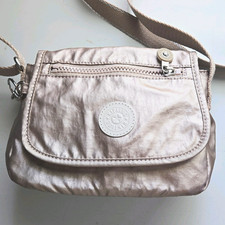 Borsa a tracolla piccola Kipling beige metallizzato, chiusura zip, tracolla regolabile, charm