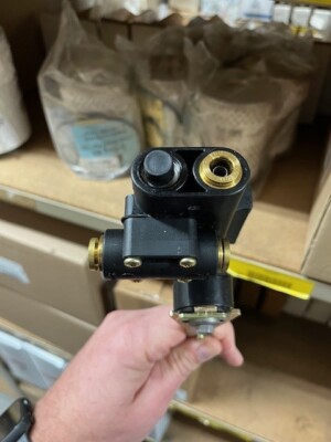 3864164C95 Hadley Height Control Valve Universal Integral Dump