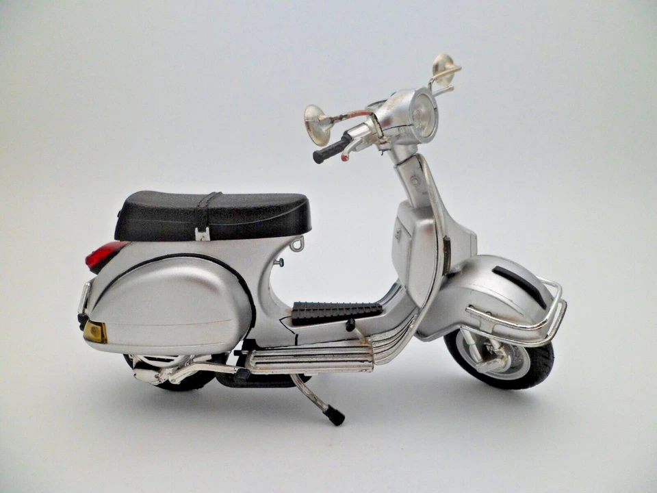 Modellino VESPA P 200 E 1978 1:12 New Ray Vintage Ottime Condizioni !! - Immagine 3 di 4