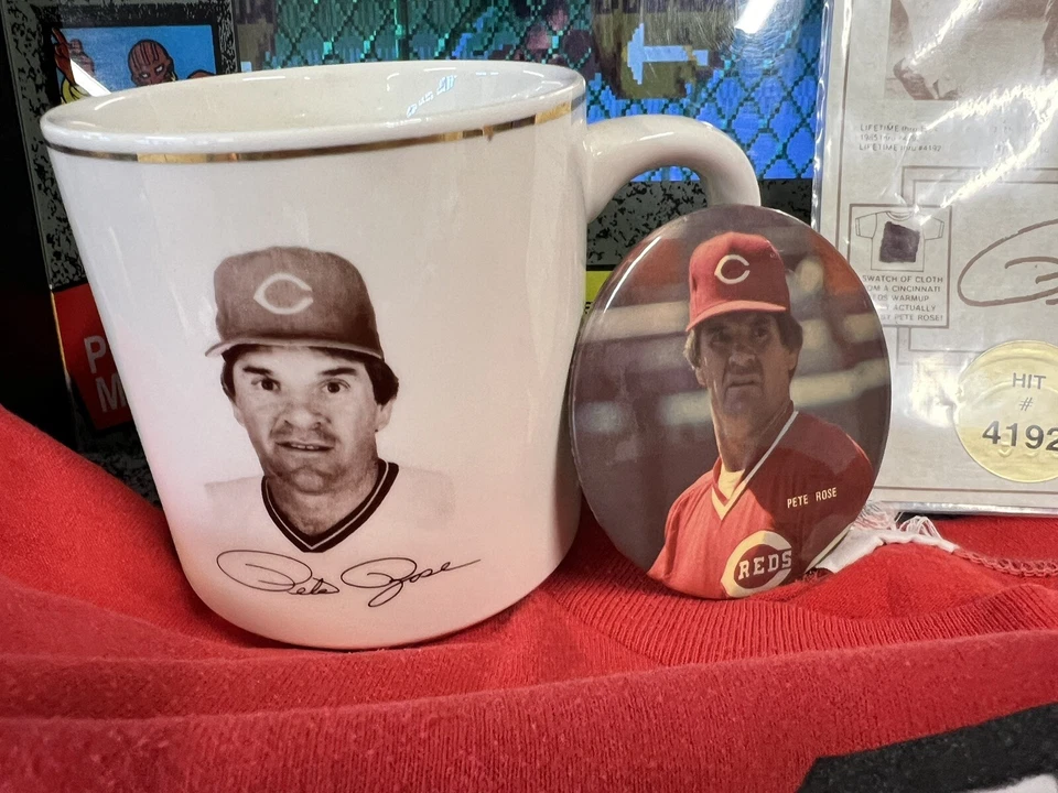 Pete Rose Lote de 5: 4192 Camiseta, Radio Cassette, Taza, Botón, Muestra de Bate/Jersey Foto 2 de 4