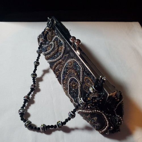 Black and Silver Hand Beaded Clutch Purse Fold in Handle Silver Kiss Close Apt 9