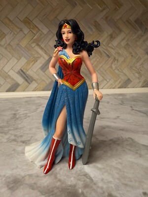 Enesco DC Comics Couture de Force Catwoman Figurine, 8.27 Inch