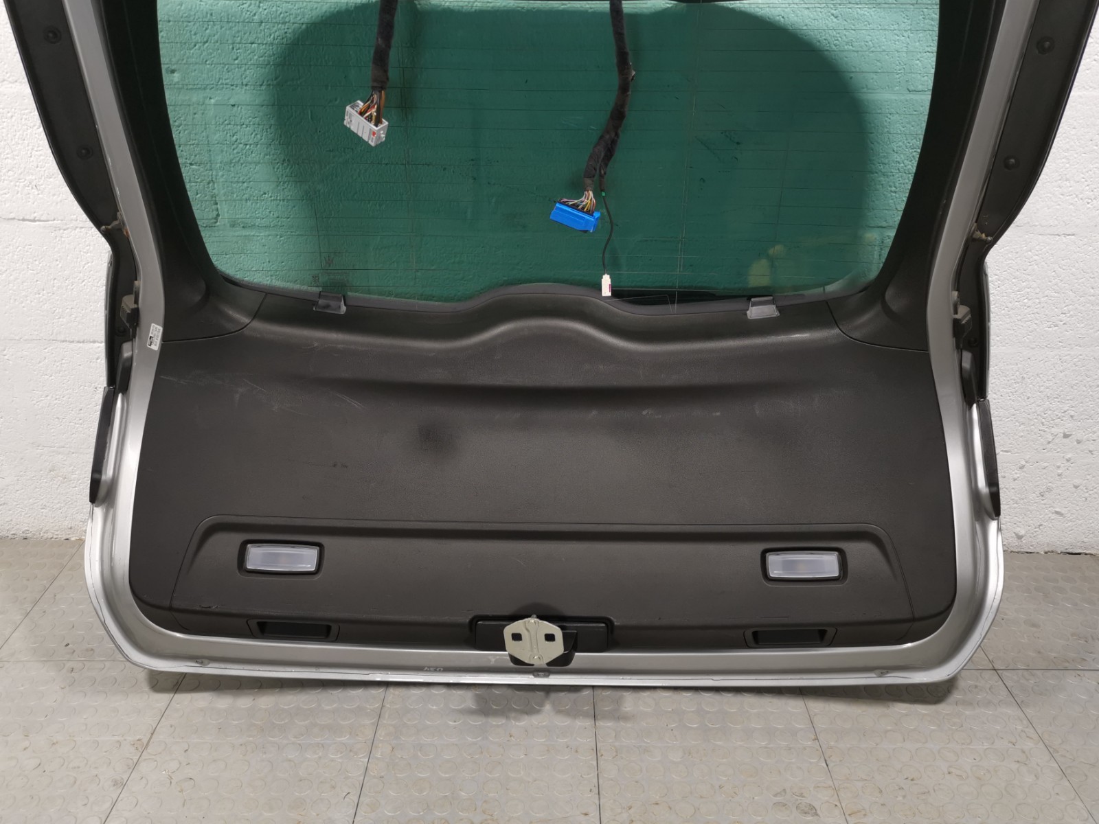 Maserati Levante 3.0 L AWD 2017 Rear Full Complete Trunk Tailgate Silver Color