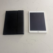 Apple iPad 5th Generation 32gb Rose Gold with Keyboard Case No Chargers 