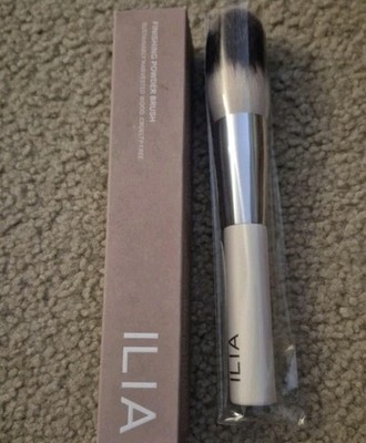 ILIA FINISHING POWDER BRUSH