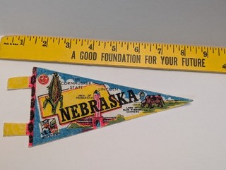 VINTAGE SMALL SOUVENIR FELT NEBRASKA PENNANT GREAT COLORS GRAPHICS CORNHUSKER ST