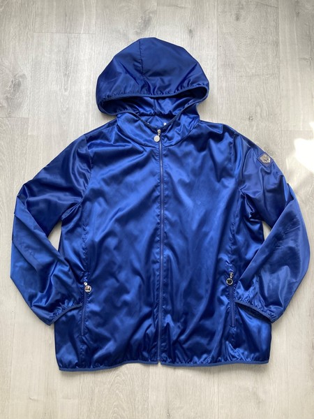 Chaqueta con capucha cortavientos impermeable azul Punto Roma 50 usada