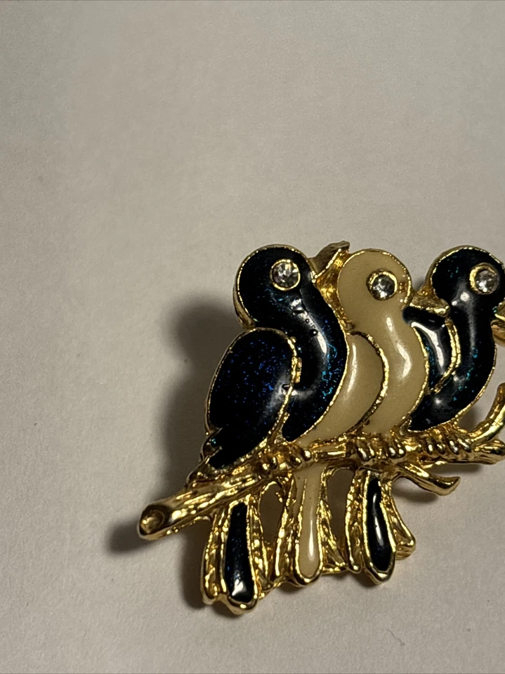 Broche prendedor vintage MJC Judith McCann 3 pájaros negro blanco tono dorado Foto 2 de 4