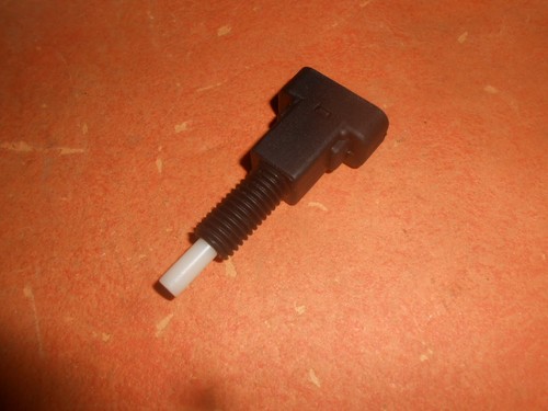 FORD CAPRI Mk2 1.3, 1.6, 2.0, 2.3, 3.0 (1974-77) NEW BRAKE LIGHT SWITCH - Picture 2 of 3