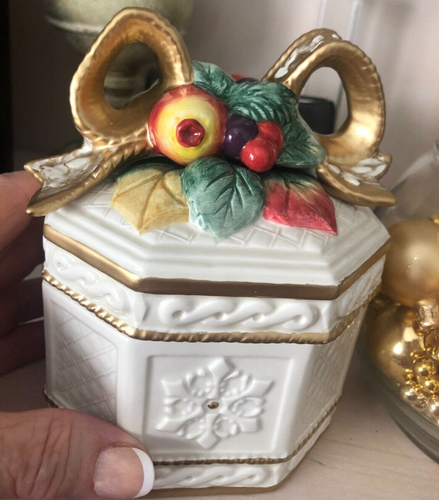 F & F Fitz Floyd SNOWY WOOD 5.5" Hexagon Ceramic LIDDED Candy BOX Trinket Box
