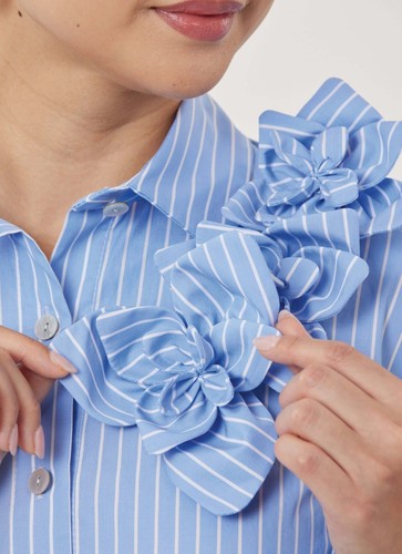 Simplicity SCHNITTMUSTER S3101 Misses Shirt mit abnehmbaren 3D Blumen - Bild 2 von 8