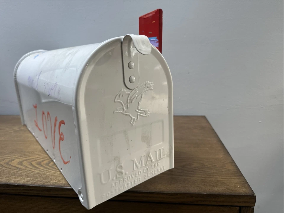 Buzón clásico blanco de acero USPS con impresiones de patas de perro de Solar group Foto 4 de 4