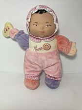 JC Toys Lil Hugs Bebé Asiático Muñeca Peluche Vinilo Cara Sonajero en Mano Arrugado Pies