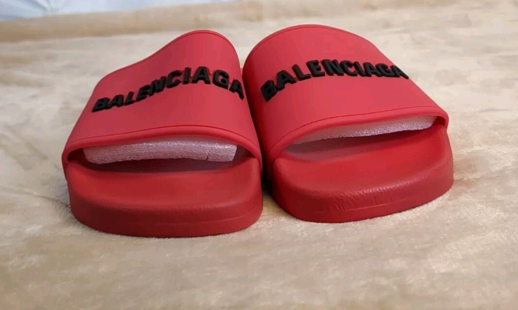 【早い者勝ち】新品Balenciaga Rubber Logo Slide Balenciaga Men's Rubber Logo Pool Slides | Neiman Marcus