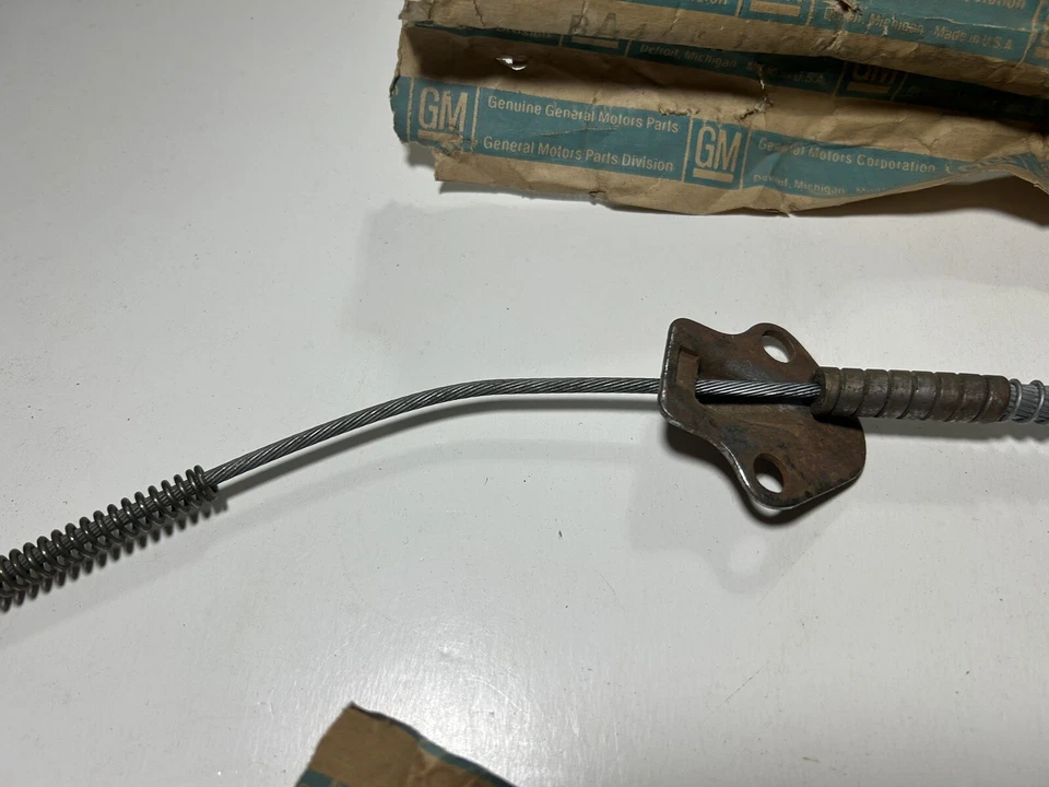 Cable de freno de estacionamiento Buick Electra, LeSabre, Wildcat 1969-1970 nuevo de lote original #1386614 Foto 3 de 4