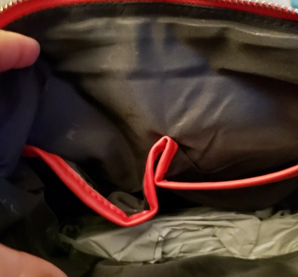 Mochila utilitaria Tahari roja Foto 4 de 4