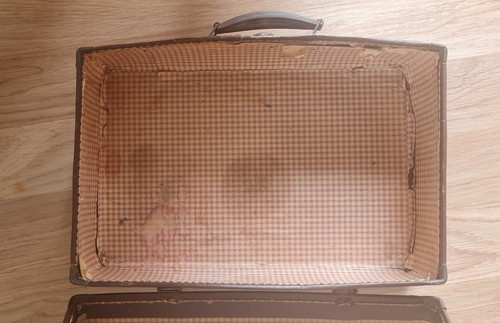 Vintage Retro Old Suitcase, Leather look, Well worn, Metal clasps, no key - Picture 7 of 8
