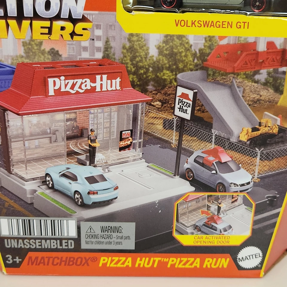 Lot Of 2 Matchbox Action Drivers FEDEX Express And Pizza Hut Pizza Run Both New - Image 3 of 4