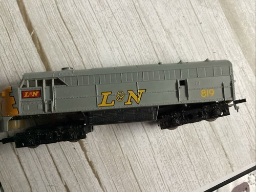 AHM 5024 Q HO Scale Louis & Nashville #819 Diesel Locomotive Untested - Picture 7 of 9