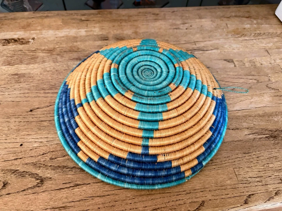 Африканская плетеная спиральная корзина 12 дюймов ручной работы богемное настенное украшение желтое и синее - Изображение 2 из 3