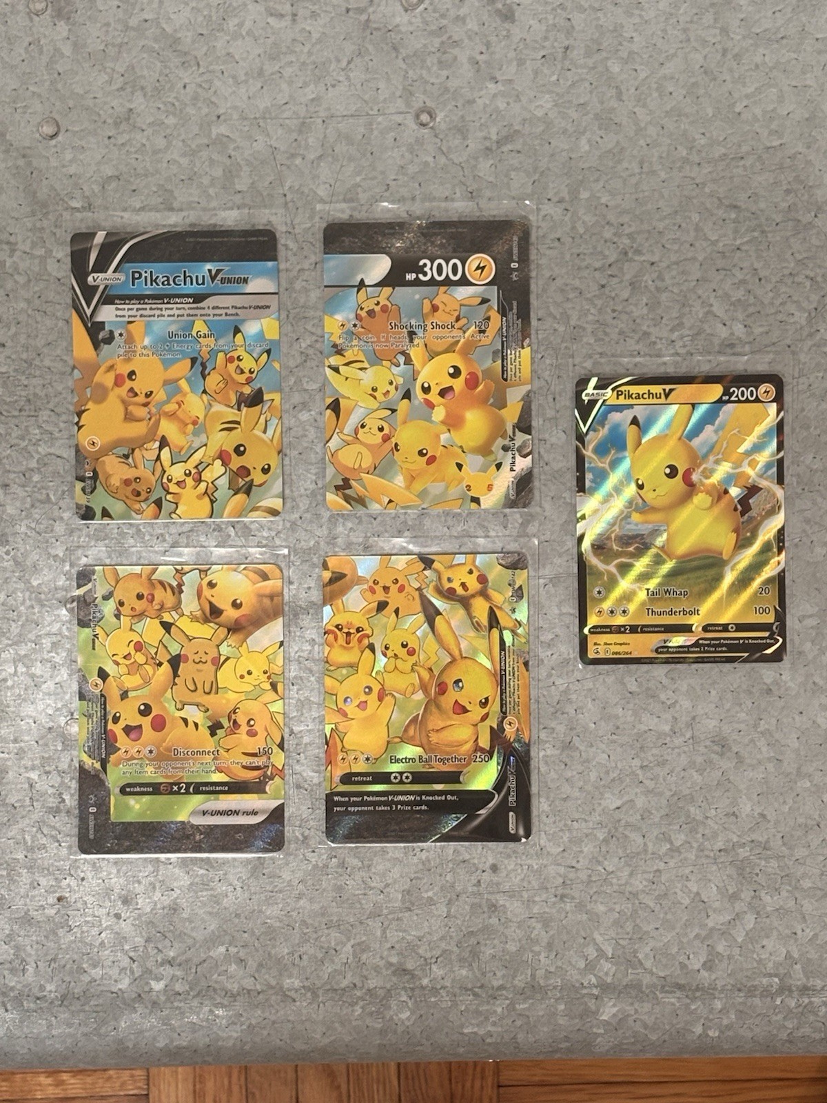 Pokémon TCG - Pikachu V-Union [Set of 4 Cards: SWSH139-142] + Bonus Pikachu V!
