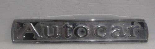 Emblema de letras en relieve de metal plateado cromado Autocar vintage original - Imagen 1 de 5