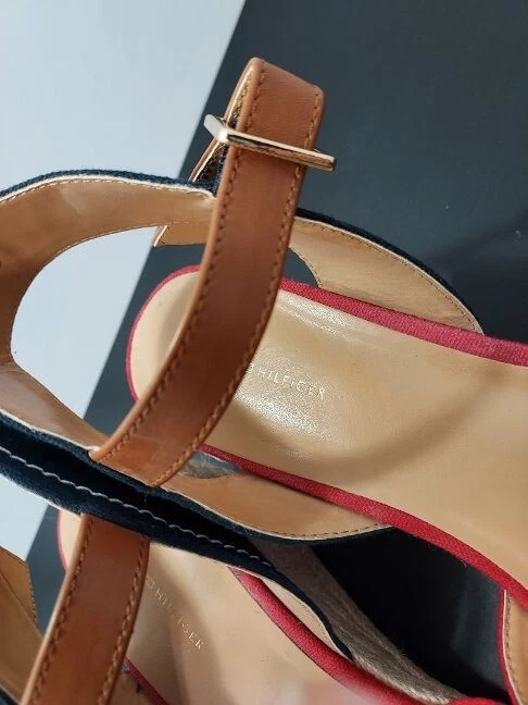 Tommy Hilfiger Sandalia Roja Cuña Correa al Tobillo Hebilla Mujer 11M Foto 3 de 4