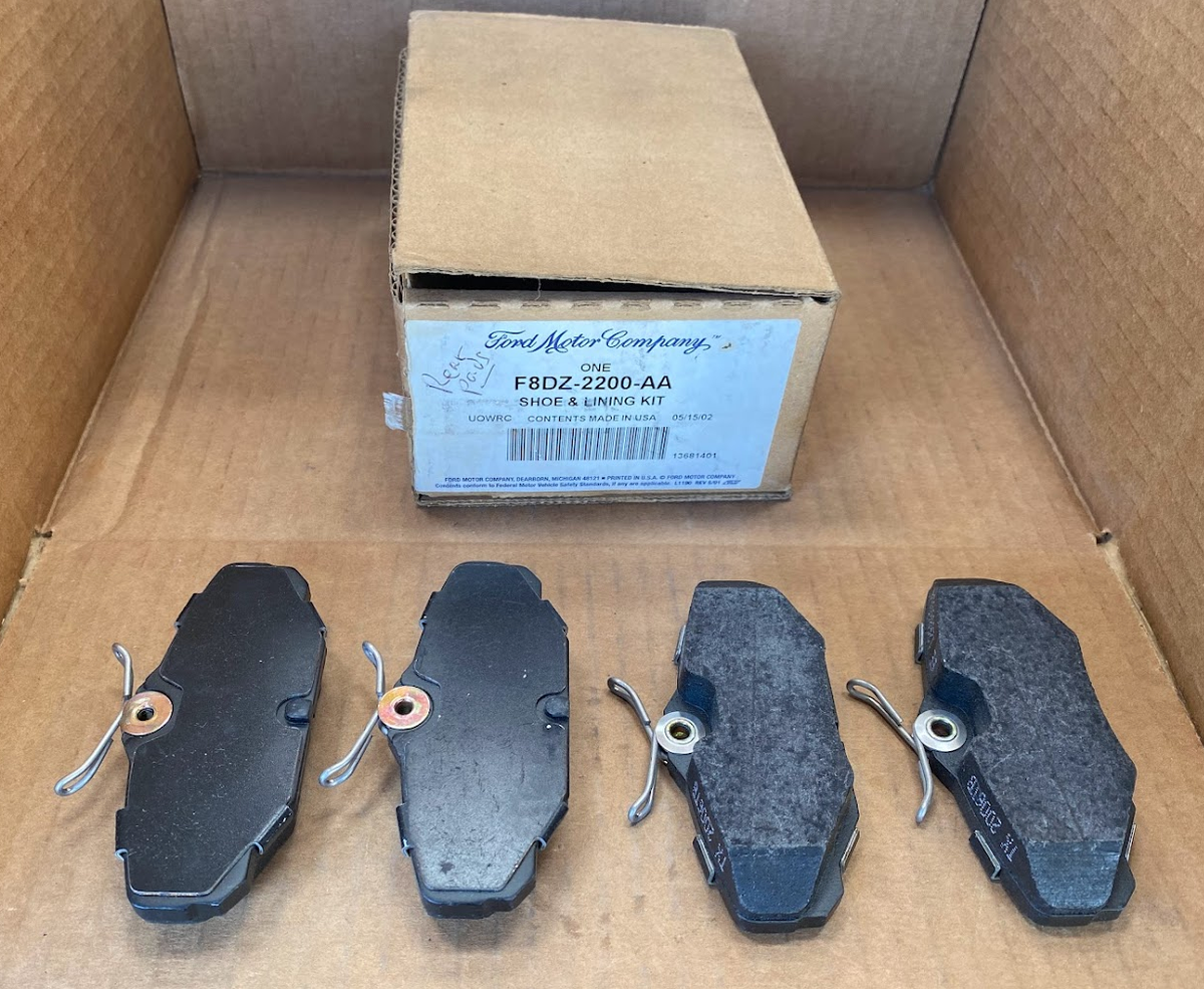 FOMOCO Rear Disc Brake Pad Set - F8DZ-2200-AA - Fits Ford Taurus