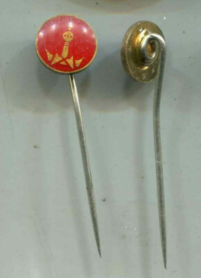 DDR: MfS: Begleitschutzabzeichen:L , auf rot Bartel 768 (377