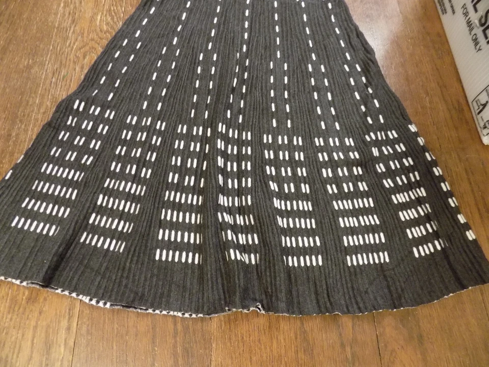 GABBY SKYE Knit Sweater Dress Sz M Soft Fit & Flare Gray Striped Dotted White - Image 4 of 4