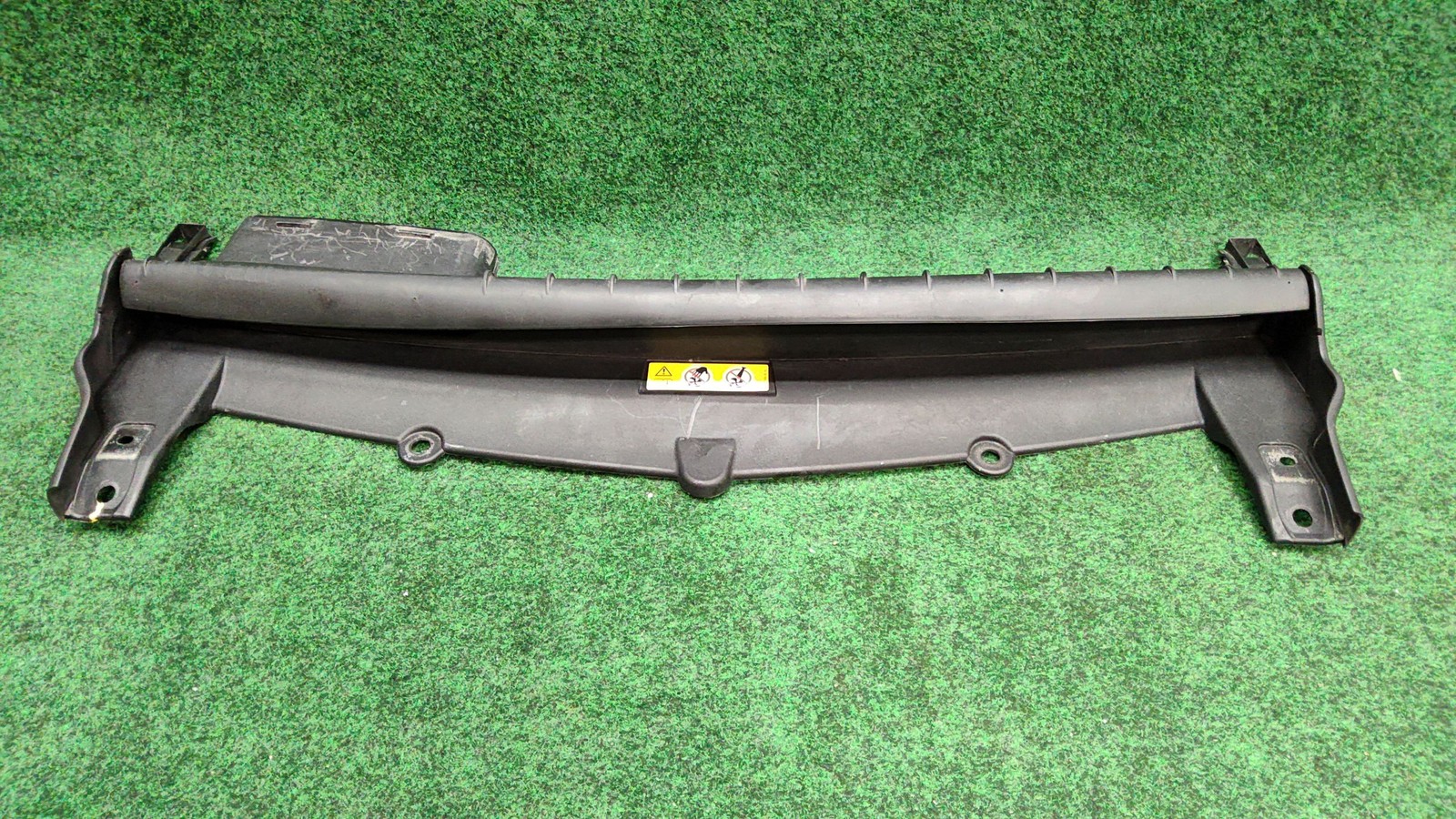 2016-2022 Mercedes Glc 300 Front Air Intake Cover broken-Marked Oem A2535003400