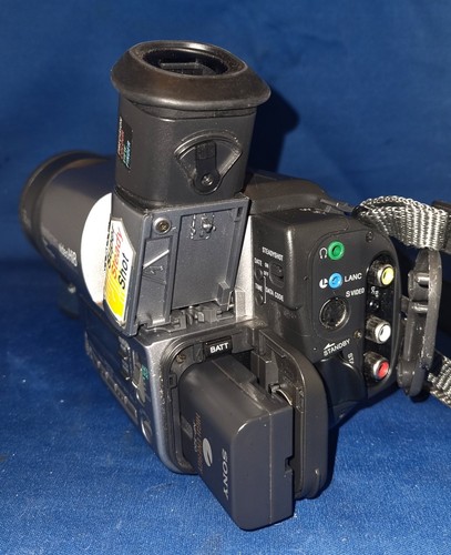 Sony CCD-TR3000E Hi8 Handycam & HANDYCAM STATION HSA-V515 With Remote Control - Picture 8 of 23