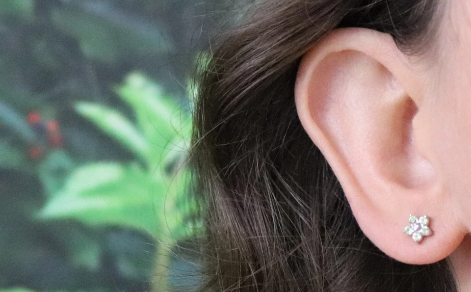 Pendientes de peridoto verde natural y flor de diamantes de oro blanco de 10 k poste de 1/4" Foto 2 de 4