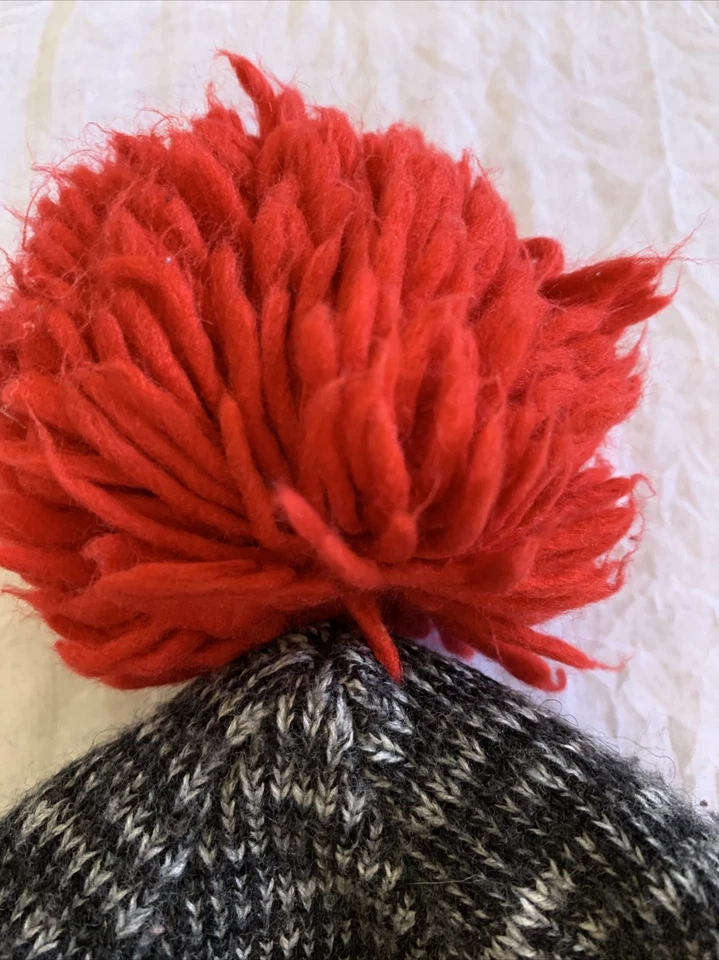 Шляпа-бини Mitchell and Ness NBA Toronto Raptors с помпонами серая, черная и красная - Изображение 4 из 4