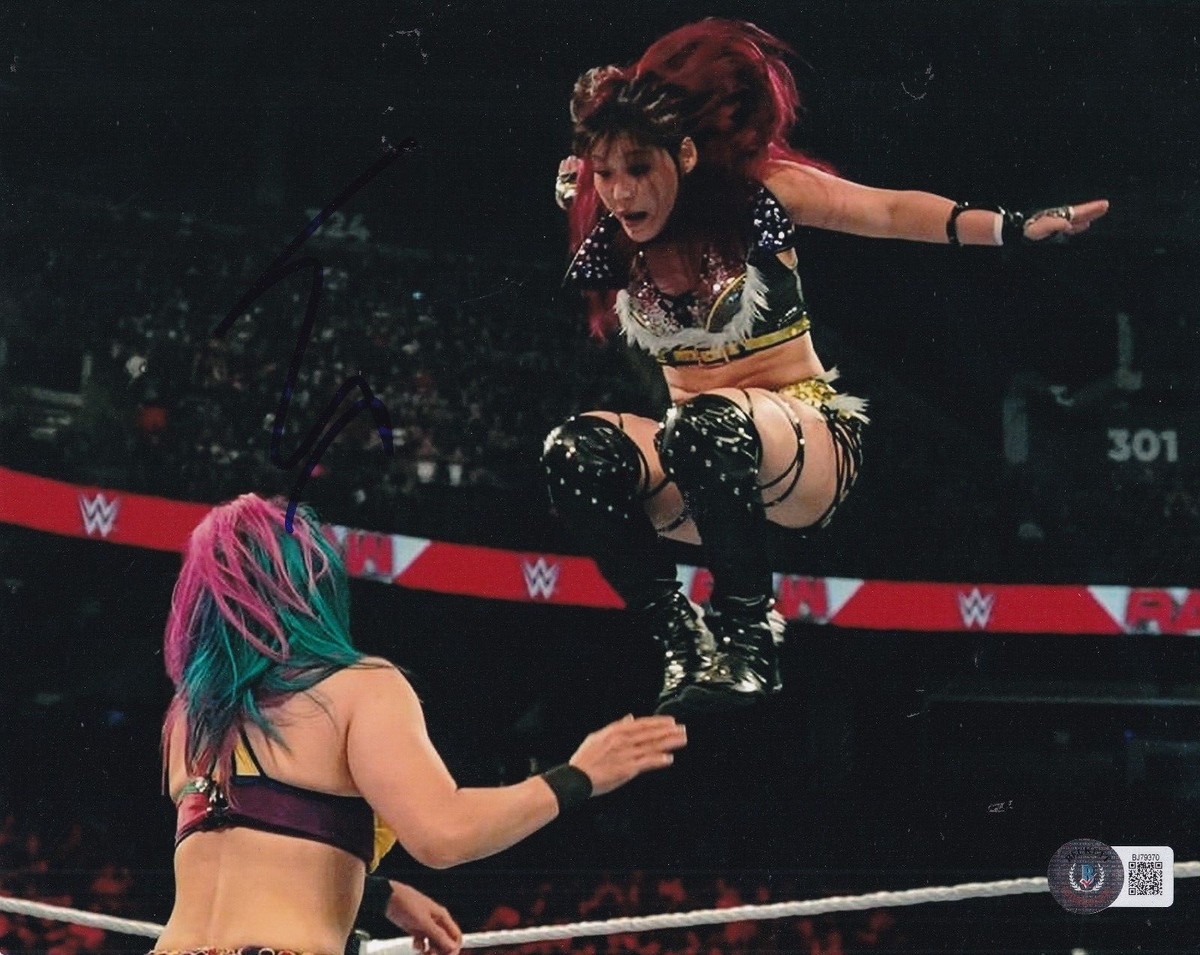 女子プロレス　WWE イヨスカイ　IYO SKY 直筆サイン入りフォトフレーム イヨ・スカイ WWE マリーゴールド 直筆サイン入りポートレート写真