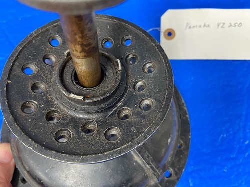 (O.E.M.) 1977-1981 Yamaha YZ125, YZ250, YZ465 Front Wheel Hub & Axle - Picture 4 of 8