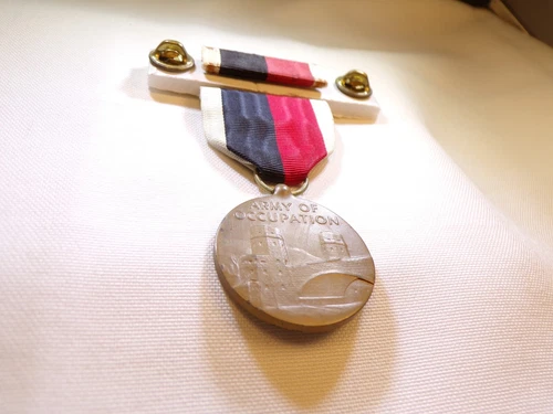 WW2 US Army Military American Occupation Medal and Ribbon Award (4129)