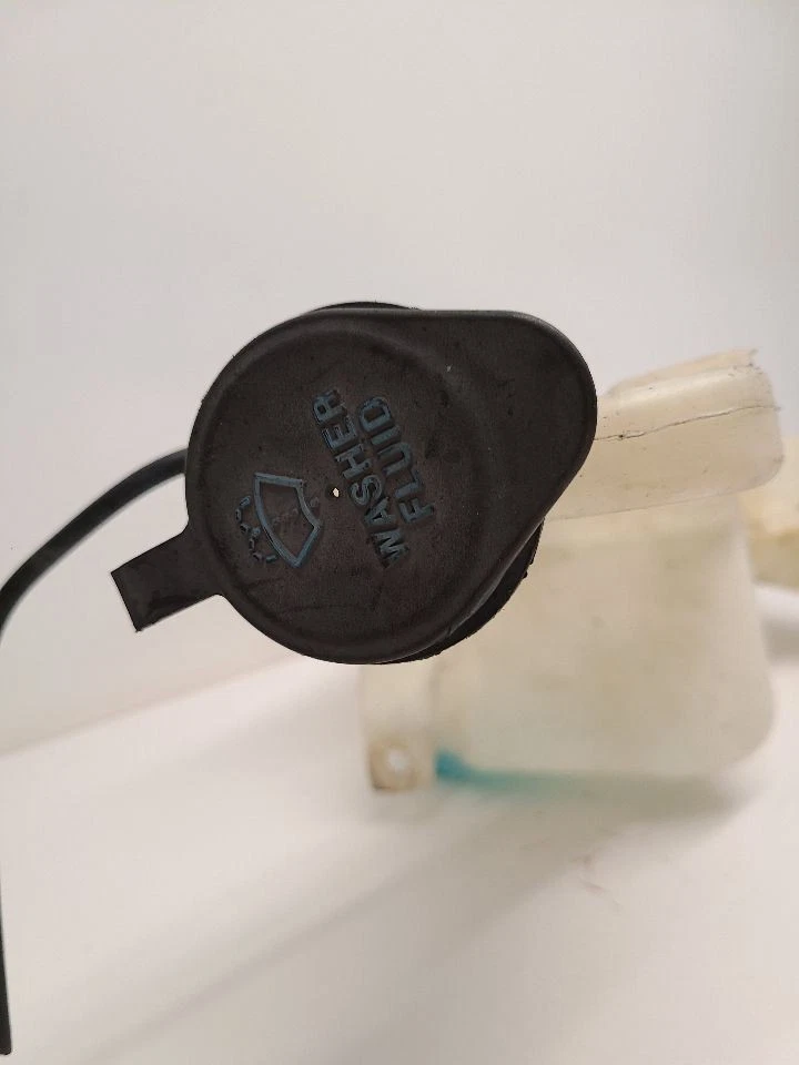 99-05 GMC SIERRA 1500 PICKUP Washer Reservoir With Low Level Indicator 12487670 — 第 2/4 张图片