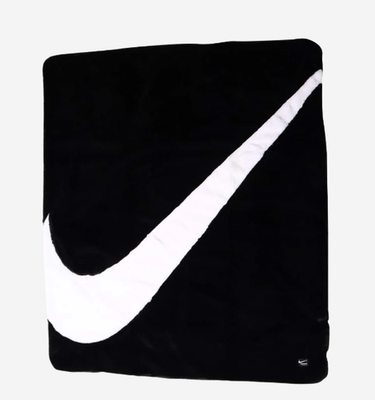 Nike NSW Faux Fur Blanket Black White DO3793-010 / Cozy Throw