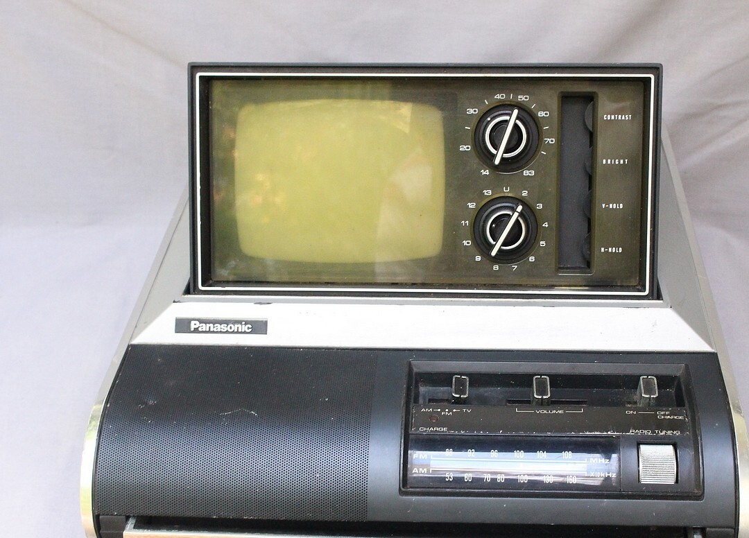 Vintage Panasonic TR-475 Pop up Screen B&W TV With AM/FM Vintage Panasonic TR-475 Pop up Screen B&W TV With AM/FM